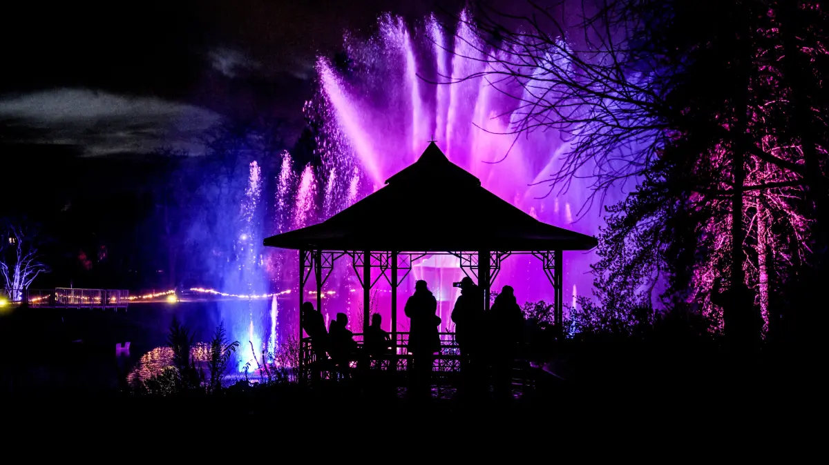 Blick von Weitem auf die Wassershow im Christmas Garden 2025 in Berlin.