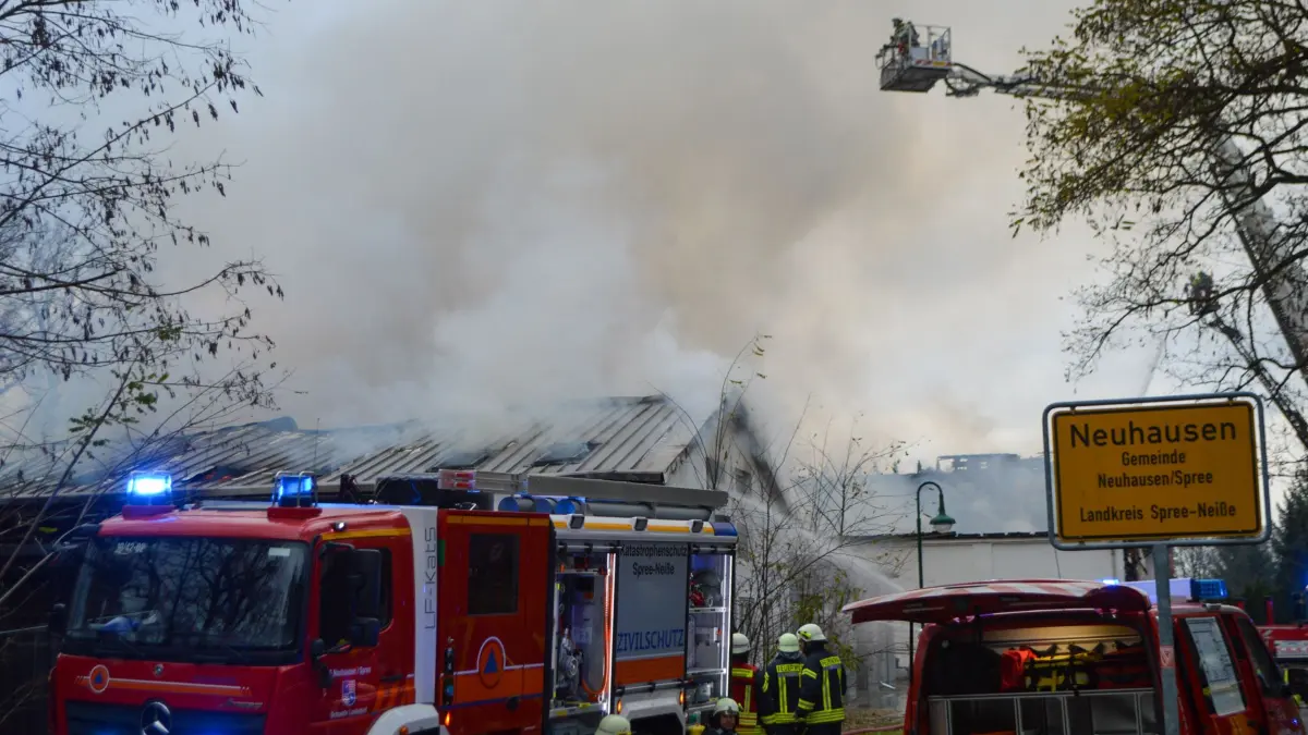 In Neuhausen bei Cottbus stehen vier Lagerhallen in Flammen.