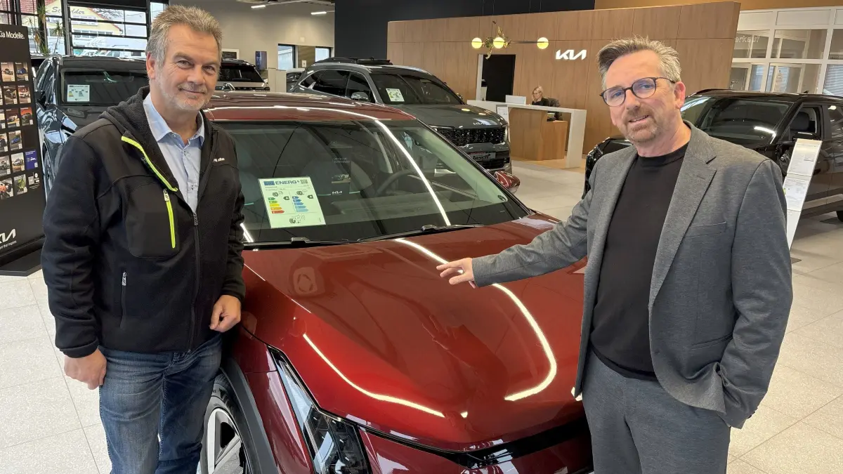 Ingo Haberland (re.), Inhaber vom Autohaus Tosch in Luckau, und Torsten Glante (li.), Serviceleiter im Autohaus Tosch in Luckau vor dem vollelektrischen zum Kia EV4 81.4 kWh.