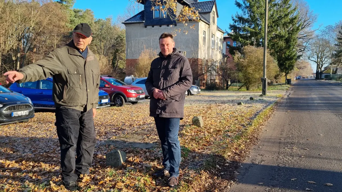 Reinhard und André Bareinz (re.) an der einstigen Trasse der Pferdebahn nahe dem Bahnhof in Calau.