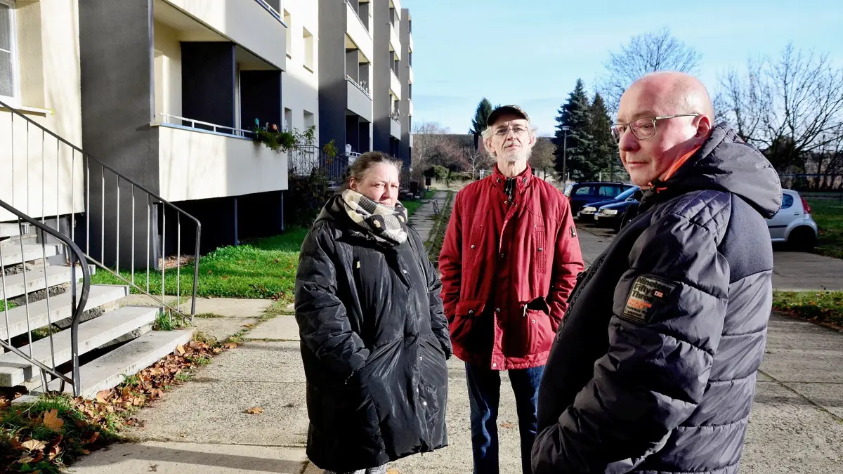 Ivonne Brosk, Michael Siegmann und Jürgen Tröbitz (v.l.) wohnen im Erwin-Kramer-Ring in Doberlug-Kirchhain. Seit Wochen sei ihre Heizung defekt, aber nichts passiert, sagen sie.