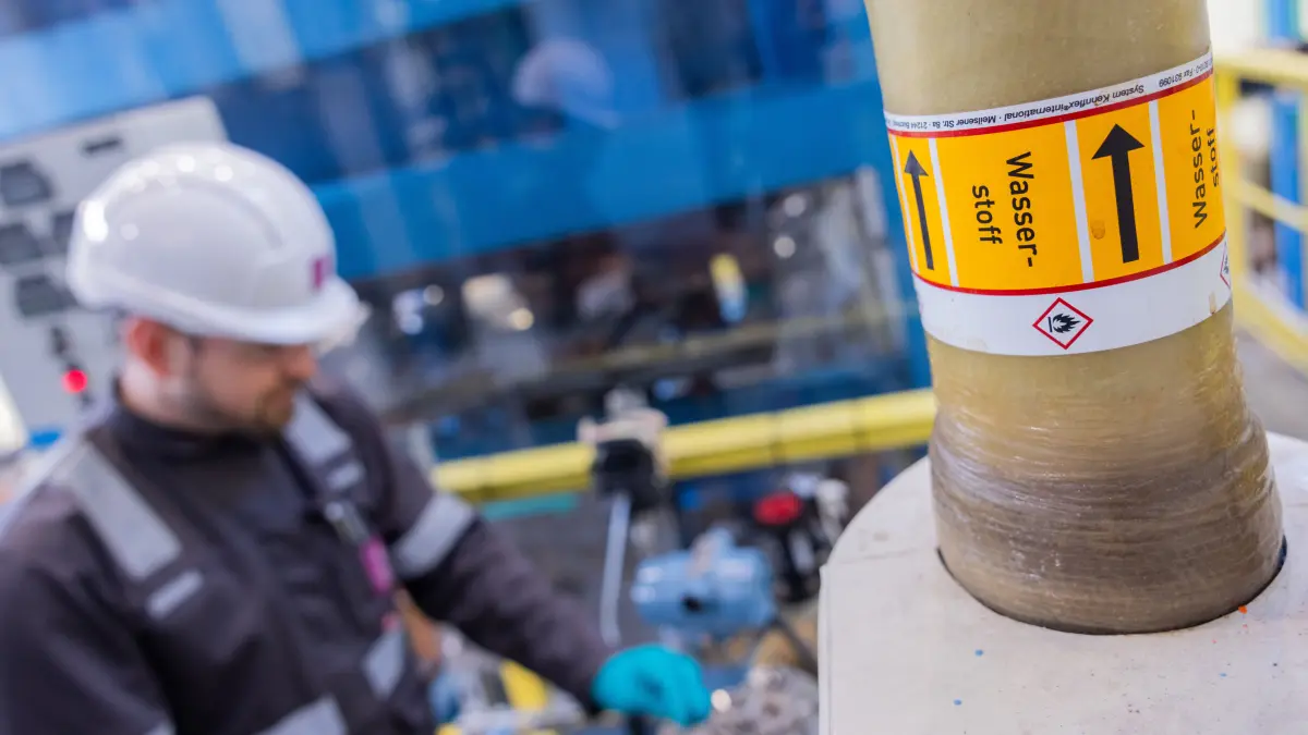 Ein Mitarbeiter von Thyssenkrupp Nucera arbeitet an einem Elektrolyseur. Hier hat das Bundesforschungsministerium einen Förderbescheid für das Projekt Carbon2Chem (Phase III) über 50 Millionen Euro überreicht. Im Projekt Carbon2Chem sollen bei der Stahlerzeugung anfallende Hüttengase durch die branchenübergreifende Zusammenarbeit von Stahl-, Chemie- und Energieindustrie in wirtschaftlich verwertbare Vorprodukte für Kraftstoffe, Kunststoffe oder Düngemittel umgewandelt werden. +++ dpa-Bildfunk +++