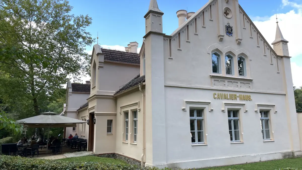Das Restaurant Cavalierhaus im Fürst Pückler Park in Cottbus-Branitz im Oktober 2025