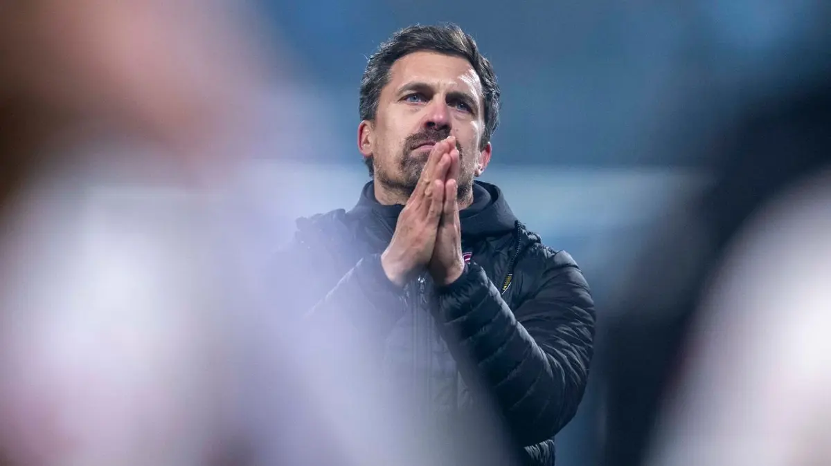 VfL Bochum - Dynamo Dresden: 21.11.2025, Nordrhein-Westfalen, Bochum: Fußball: 2. Bundesliga, VfL Bochum - Dynamo Dresden, 13. Spieltag, Vonovia Ruhrstadion: Trainer Thomas Stamm (Dynamo Dresden) bedankt sich bei den Fans. Foto: David Inderlied/dpa - WICHTIGER HINWEIS: Gemäß den Vorgaben der DFL Deutsche Fußball Liga bzw. des DFB Deutscher Fußball-Bund ist es untersagt, in dem Stadion und/oder vom Spiel angefertigte Fotoaufnahmen in Form von Sequenzbildern und/oder videoähnlichen Fotostrecken zu verwerten bzw. verwerten zu lassen. +++ dpa-Bildfunk +++