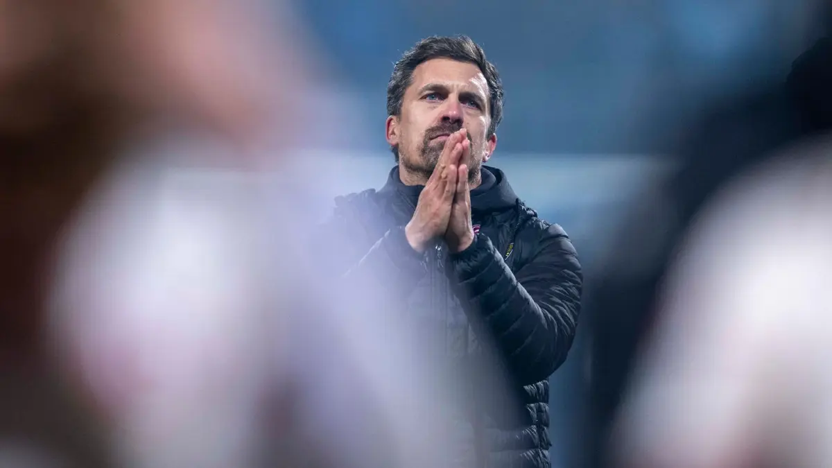 VfL Bochum - Dynamo Dresden: 21.11.2025, Nordrhein-Westfalen, Bochum: Fußball: 2. Bundesliga, VfL Bochum - Dynamo Dresden, 13. Spieltag, Vonovia Ruhrstadion: Trainer Thomas Stamm (Dynamo Dresden) bedankt sich bei den Fans. Foto: David Inderlied/dpa - WICHTIGER HINWEIS: Gemäß den Vorgaben der DFL Deutsche Fußball Liga bzw. des DFB Deutscher Fußball-Bund ist es untersagt, in dem Stadion und/oder vom Spiel angefertigte Fotoaufnahmen in Form von Sequenzbildern und/oder videoähnlichen Fotostrecken zu verwerten bzw. verwerten zu lassen. +++ dpa-Bildfunk +++
