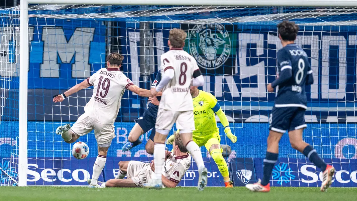 VfL Bochum - Dynamo Dresden: 21.11.2025, Nordrhein-Westfalen, Bochum: Fußball: 2. Bundesliga, VfL Bochum - Dynamo Dresden, 13. Spieltag, Vonovia Ruhrstadion: Alexander Rossipal (Dynamo Dresden) erzielt das Tor zum 0:1. Foto: David Inderlied/dpa - WICHTIGER HINWEIS: Gemäß den Vorgaben der DFL Deutsche Fußball Liga bzw. des DFB Deutscher Fußball-Bund ist es untersagt, in dem Stadion und/oder vom Spiel angefertigte Fotoaufnahmen in Form von Sequenzbildern und/oder videoähnlichen Fotostrecken zu verwerten bzw. verwerten zu lassen. +++ dpa-Bildfunk +++