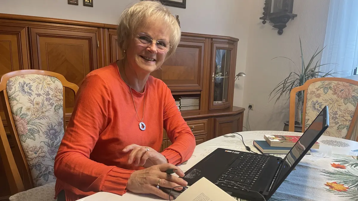 Annette Fähnel zu Hause an ihrem Schreibtisch. Hier erledigt sie Organisatorisches, hier schreibt sie Moderationen.