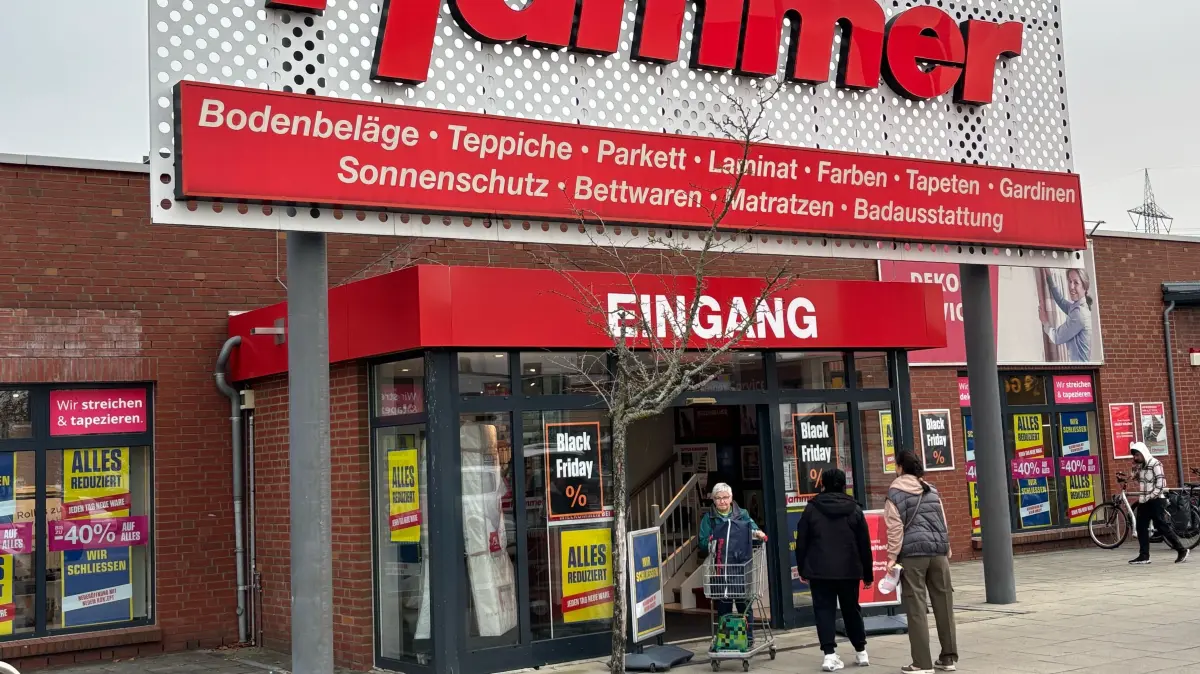Ohne den Hammer-Fachmarkt hätte das Heidecenter in der Schipkauer Straße in Schwarzheide kein wirkliches Wahrzeichen. Die großen, roten Buchstaben sind weithin sichtbar.