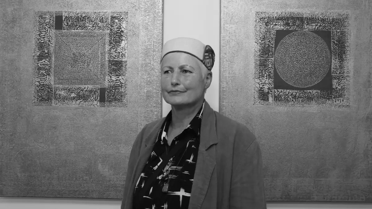 Ursula Bierther, Malerin, Gründerin und langjährige Leiterin des Atelierhofs Werenzhain, vor ihren Arbeiten.