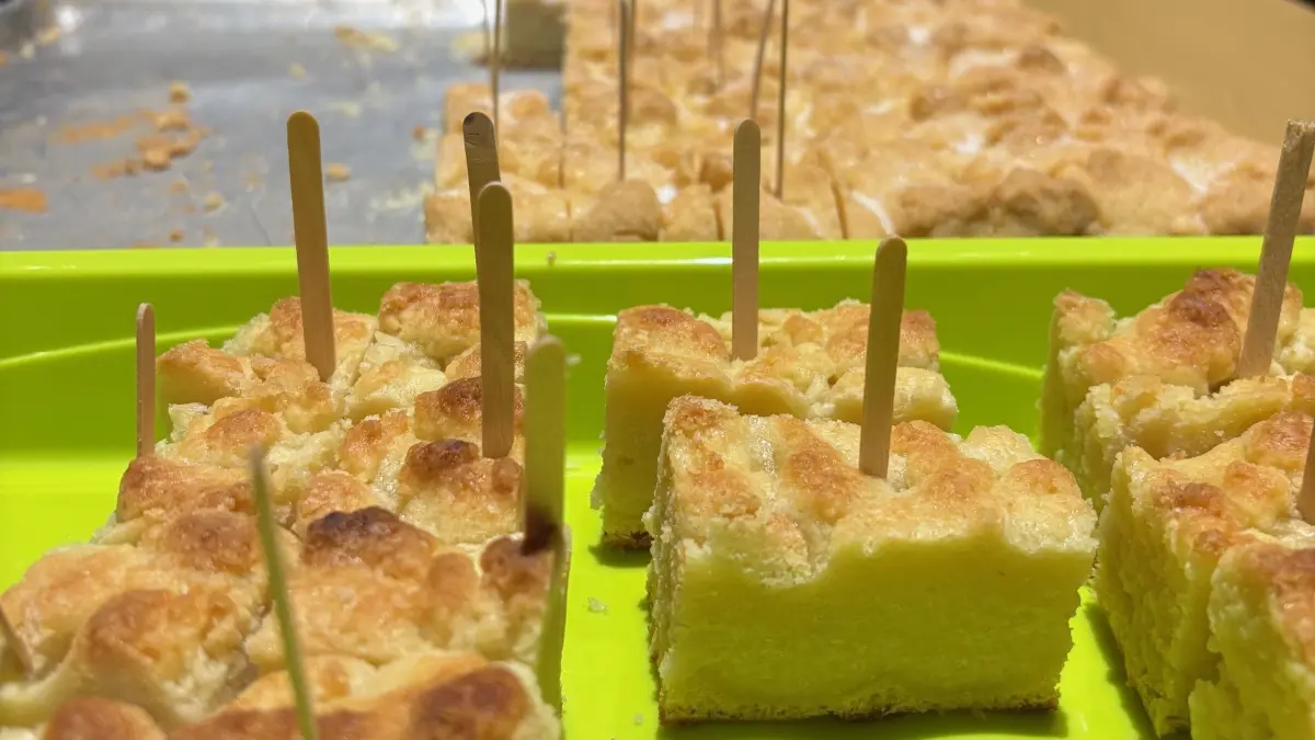 Eine lange Reihe voller Streuselkuchen ist in Halbendorf aufgebaut. Der Kochwettbewerb des Kirchspiels Schleife ist beim Backen gelandet.