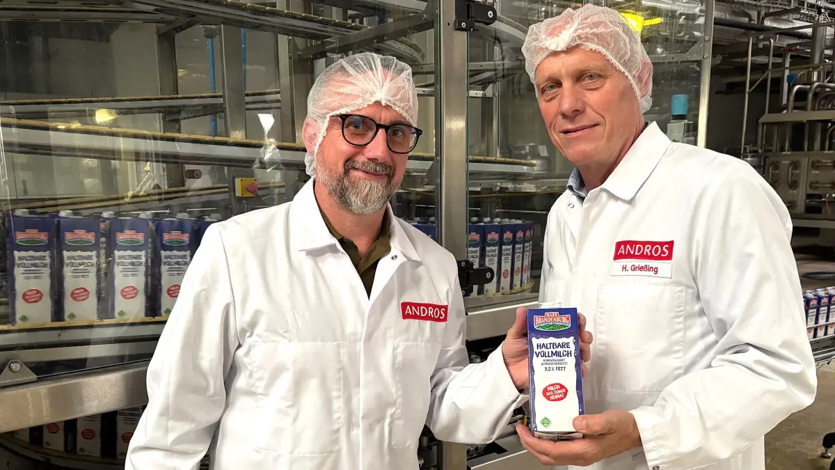 Passend zum Milchverarbeiter ODW in Elsterwerda gibt es zwischen dem bisherigen Werkleiter Hartmut Grießing (r.) und seinem Nachfolger Ronny Galle keine Schlüssel-, sondern eine Milchtütenübergabe. Was der eine dem anderen mit auf den schwierigen Weg gibt.