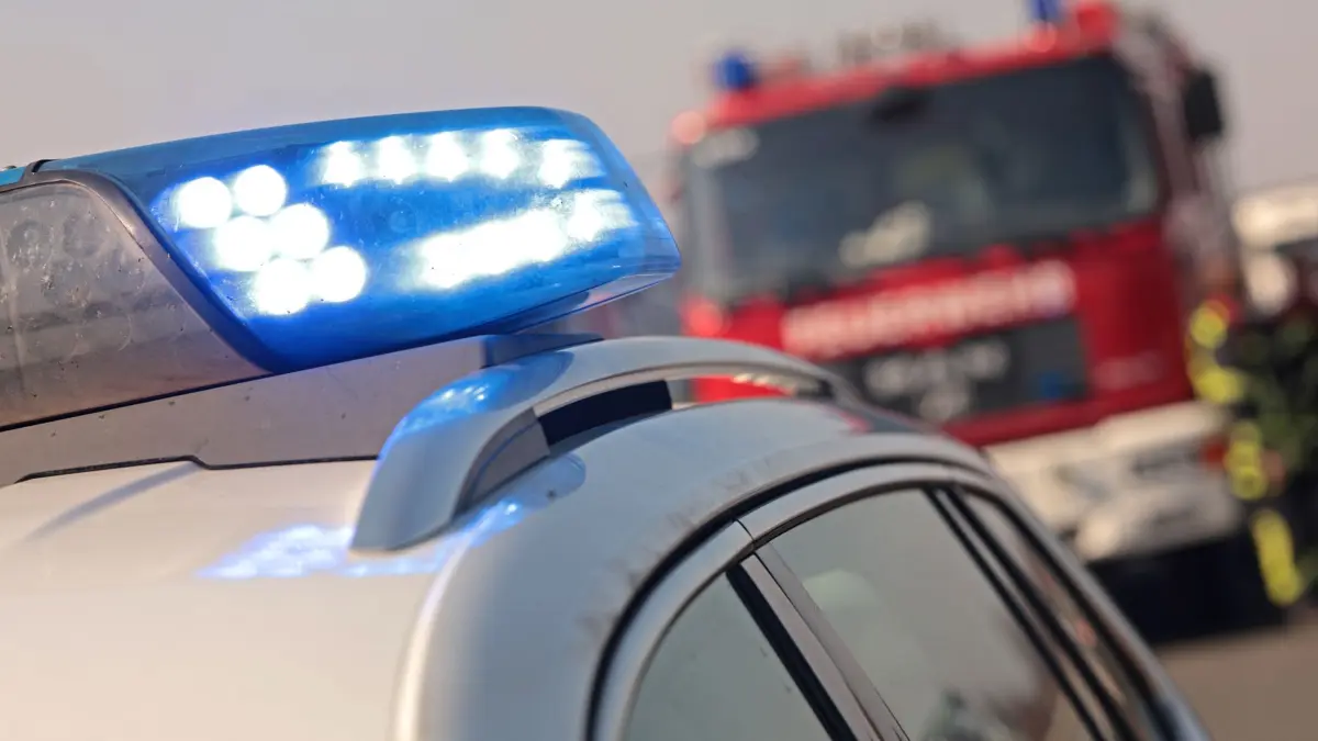 Polizeiwagen und Feuerwehrauto: ARCHIV - 10.03.2025, Sachsen-Anhalt, Ilsenburg: Einsatzkräfte von Feuerwehr und Polizei sind im Einsatz. (zu dpa: «Gasaustritt an Wohnhaus löst Feuerwehreinsatz aus») Foto: Matthias Bein/dpa +++ dpa-Bildfunk +++