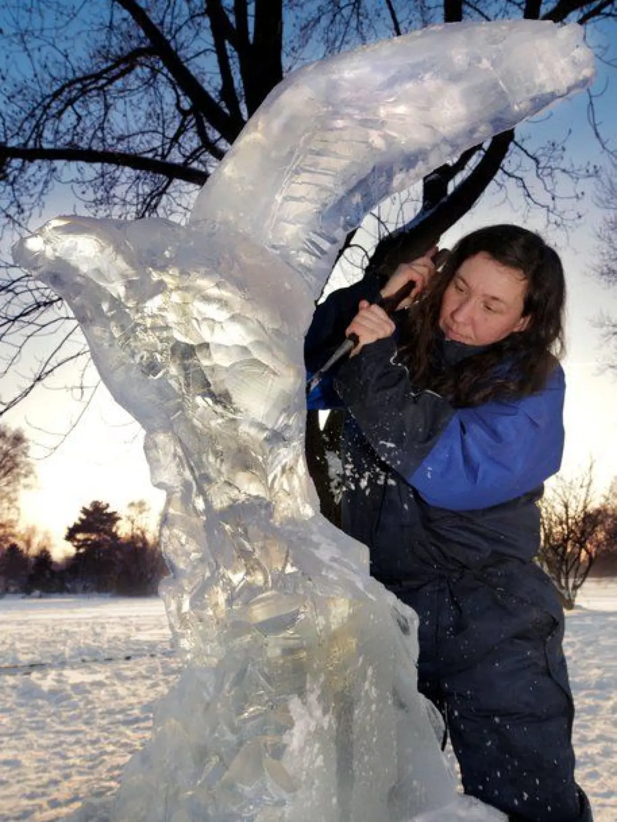Eiszeit in Guben: Katharina Bock fertigt auf dem Weihnachtsmarkt in Guben eine Eisskulptur an.