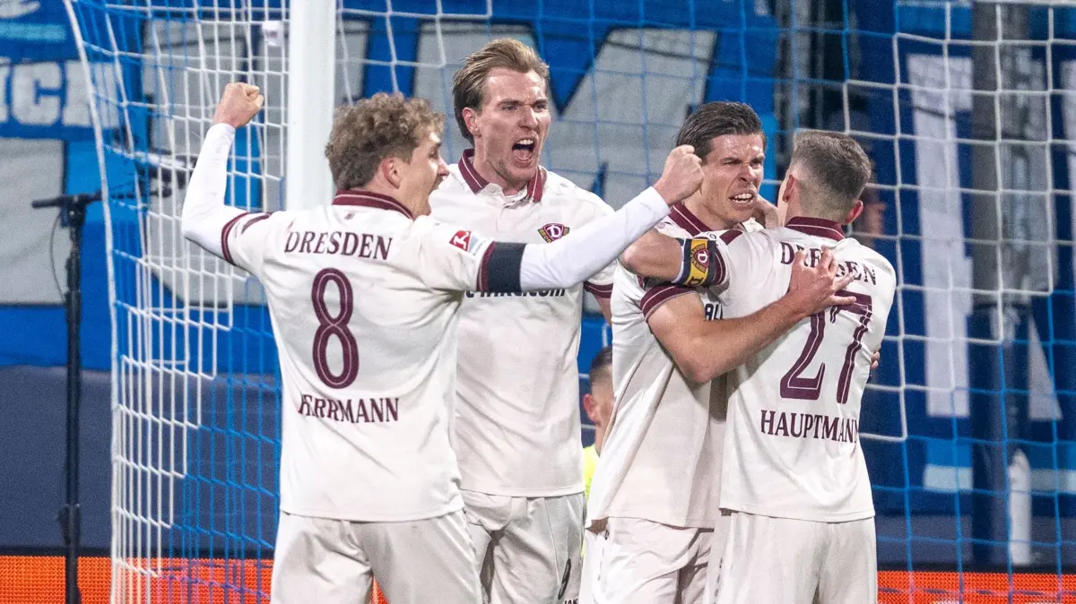 VfL Bochum - Dynamo Dresden: 21.11.2025, Nordrhein-Westfalen, Bochum: Fußball: 2. Bundesliga, VfL Bochum - Dynamo Dresden, 13. Spieltag, Vonovia Ruhrstadion: Luca Herrmann (Dynamo Dresden) (l-r), Vincent Vermeij (Dynamo Dresden), Alexander Rossipal (Dynamo Dresden) und Niklas Hauptmann (Dynamo Dresden) jubeln nach dem Tor zum 0:1. Foto: David Inderlied/dpa - WICHTIGER HINWEIS: Gemäß den Vorgaben der DFL Deutsche Fußball Liga bzw. des DFB Deutscher Fußball-Bund ist es untersagt, in dem Stadion und/oder vom Spiel angefertigte Fotoaufnahmen in Form von Sequenzbildern und/oder videoähnlichen Fotostrecken zu verwerten bzw. verwerten zu lassen. +++ dpa-Bildfunk +++