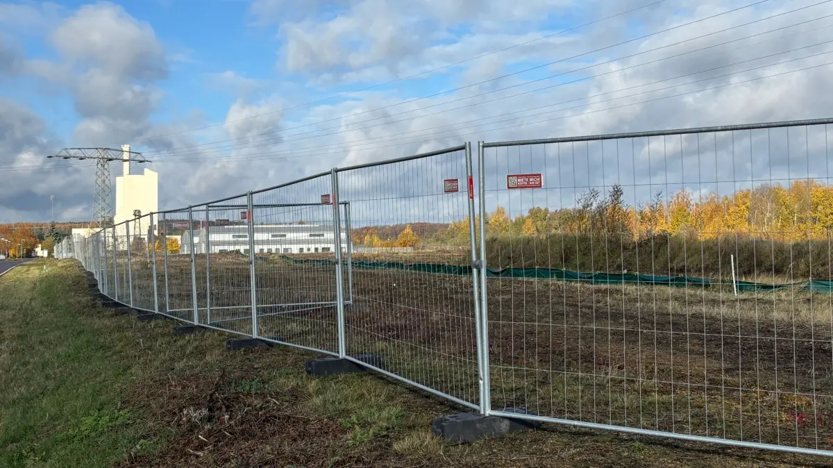 Östlich der Grubenstraße in der Nähe des Totziggrabens zwischen Brieske und Senftenberg erstreckt sich seit kurzem dieser Bauzaun. Jetzt ist bekannt, welcher Grund dahinter steckt.