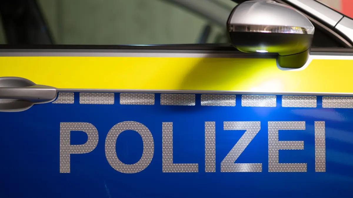Symbolbild Polizei: ARCHIV - 18.01.2024, Sachsen, Dresden: «Polizei» ist auf der Tür eines Polizeiautos zu lesen. (zu dpa: «Schwerverletzte bei Unfall in Zwickau - Fahrer will fliehen») Foto: Robert Michael/dpa +++ dpa-Bildfunk +++