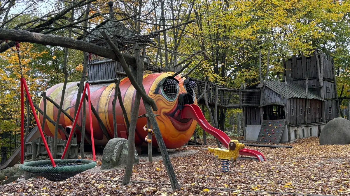 Dieses überlebensgroße Insekt lädt auf dem Berg der Kinder zum Toben und Spielen ein. Darüber hinaus warten dort noch weitere Attraktionen für die Jüngsten.