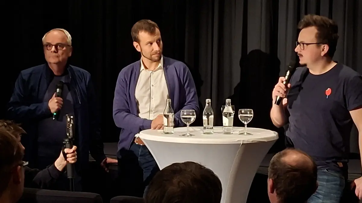 Sebastian Schorg vom Bündnis "Unteilbar" im Gespräch mit den Journalisten Sebastian Schiller und Jo Goll. Sie haben im Frühsommer 2025 den Film "Jung.Rechts,Radikal – Neonazis in der Lausitz" gedreht.