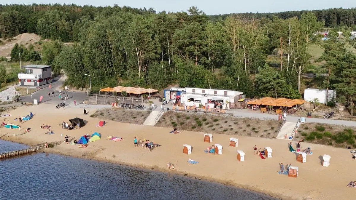 Blick auf der Vogelperspektive auf den Geierswalder Badestrand mit der dortigen Strandbar Ostufer. Bislang besteht sie aus provisorischen Containern.