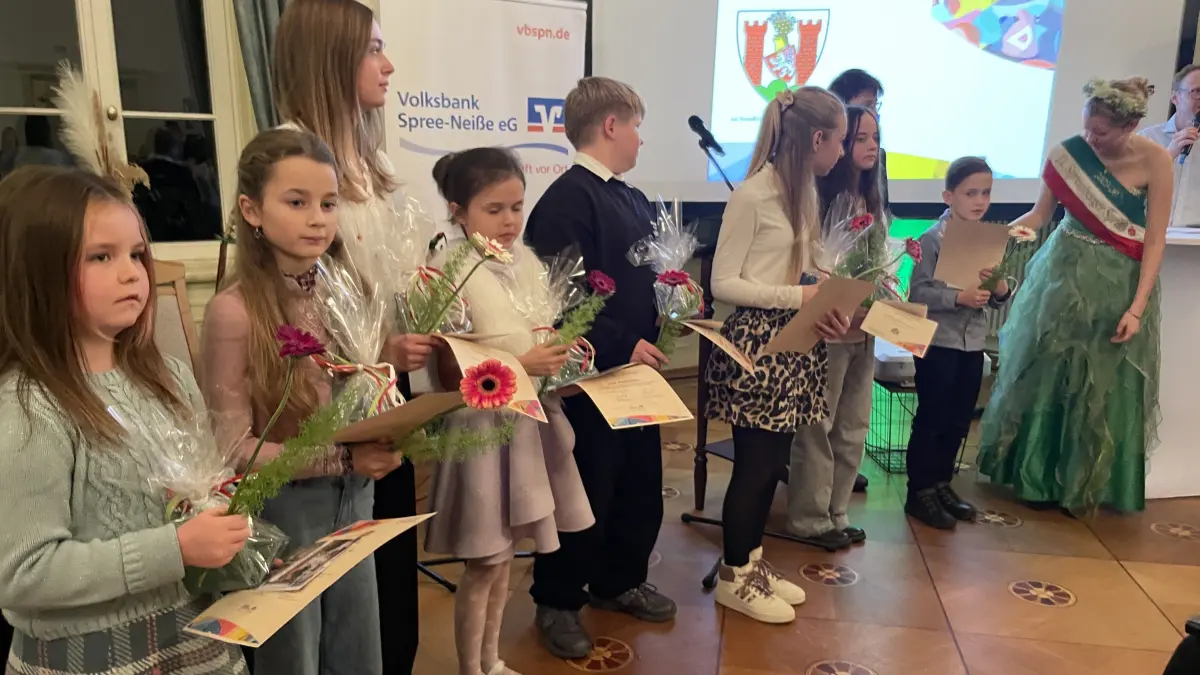 Auch mehrere Kinder und Jugendliche werden im Schloss Hornow ausgezeichnet, weil sie erfolgreich an Mal- und Musikwettbewerben teilgenommen haben. Lucy Haschick, der 21. Spremberger Spreenixe, gratuliert ihnen.