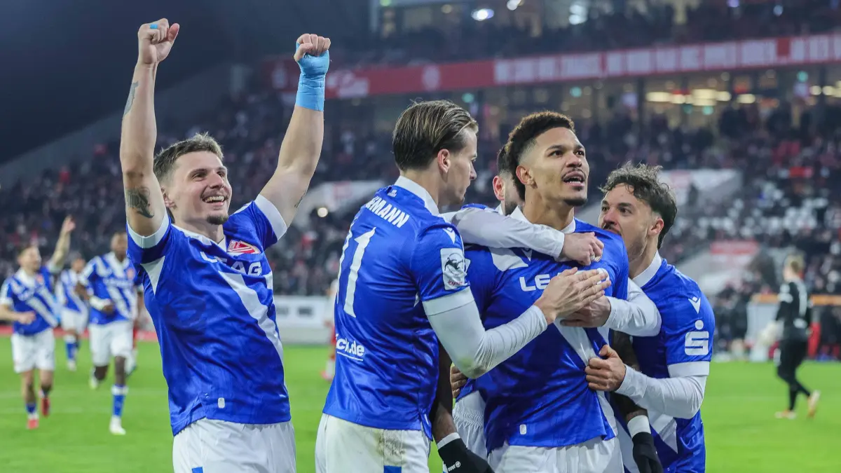Energie Cottbus bejubelt den Auswärtssieg bei Rot-Weiss Essen. Mit großem Einsatz erkämpfte sich der FCE am Sonntagabend die Tabellenführung in der 3. Liga.