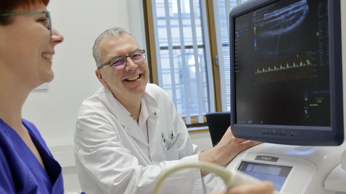 Mit Hilfe von Ultraschall untersuchen Tom Hammermüller, Chefarzt des Gefäßzentrum Lausitz, und Gefäßassistentin Mandy Buder das Venensystem.