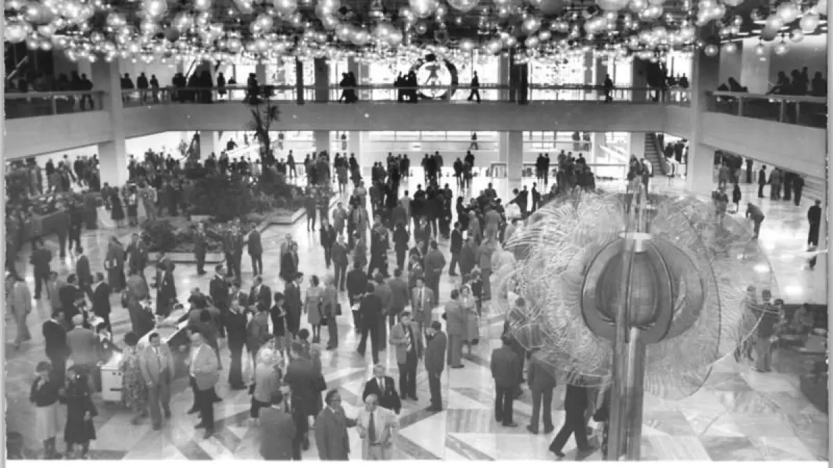 ADN-ZB-Sturm-18.5.76-Berlin: IX. Parteitag der SED-Eröffnung. Der IX. Parteitag der SED wurde am 18.5.76 in der Hauptstadt der DDR, Berlin, eröffnet. Tagungsort ist der Palast der Republik am Marx-Engels-Platz - hier ein Blick in das großzügig gestaltete Foyer mit der gläsernen Blume während einer Pause.