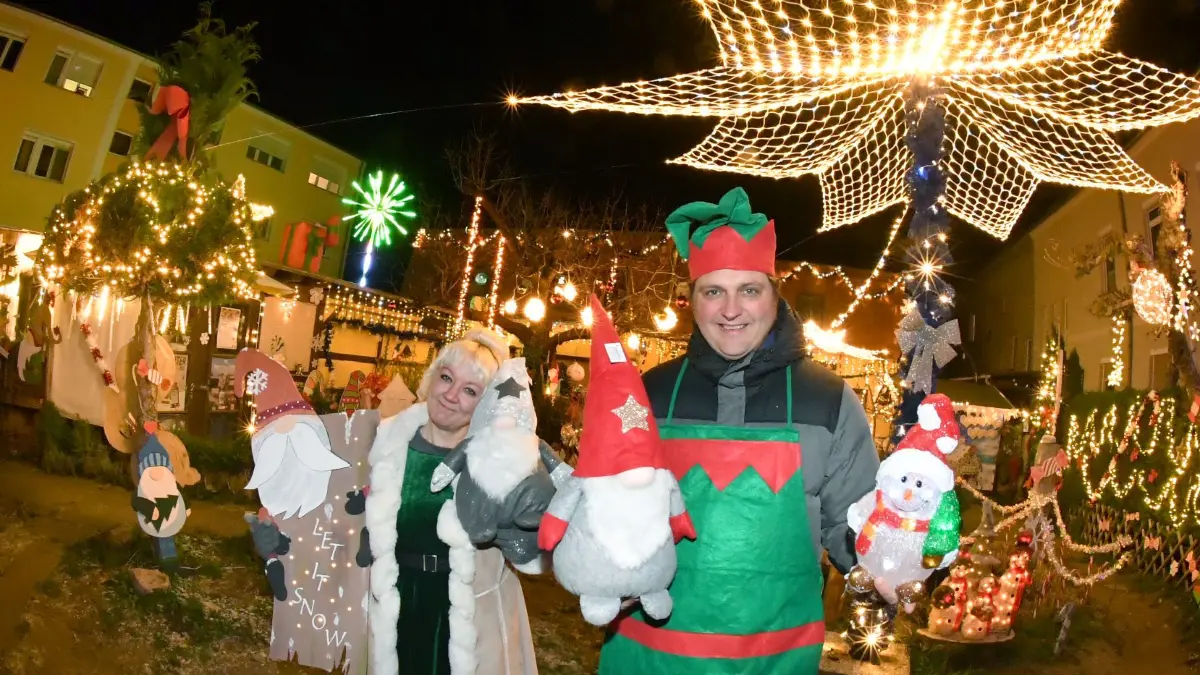 Vom beeindruckenden Lichterglanz in Elsterwerda zum atemberaubenden Lichtspektakel nach New York – Neues Wichtel- Thema mit Zehntausenden Lichtern umgesetzt- Inflation beschert Kostenexplosion: Vom beeindruckenden Lichterglanz in Elsterwerda zum atemberaubenden Lichtspektakel nach New York – Neues Wichtel- Thema mit Zehntausenden Lichtern umgesetzt- Inflation beschert Kostenexplosion
- Auf dem Foto sind die leidenschaftliche Garten- Weihnachtslicht- Gestalterin Bianka Seiler und ihr Partner Stefan Seiler mit einigen ihrer Wichtel in der Bürgermeister- Wilde- Straße in Elsterwerda zu sehen