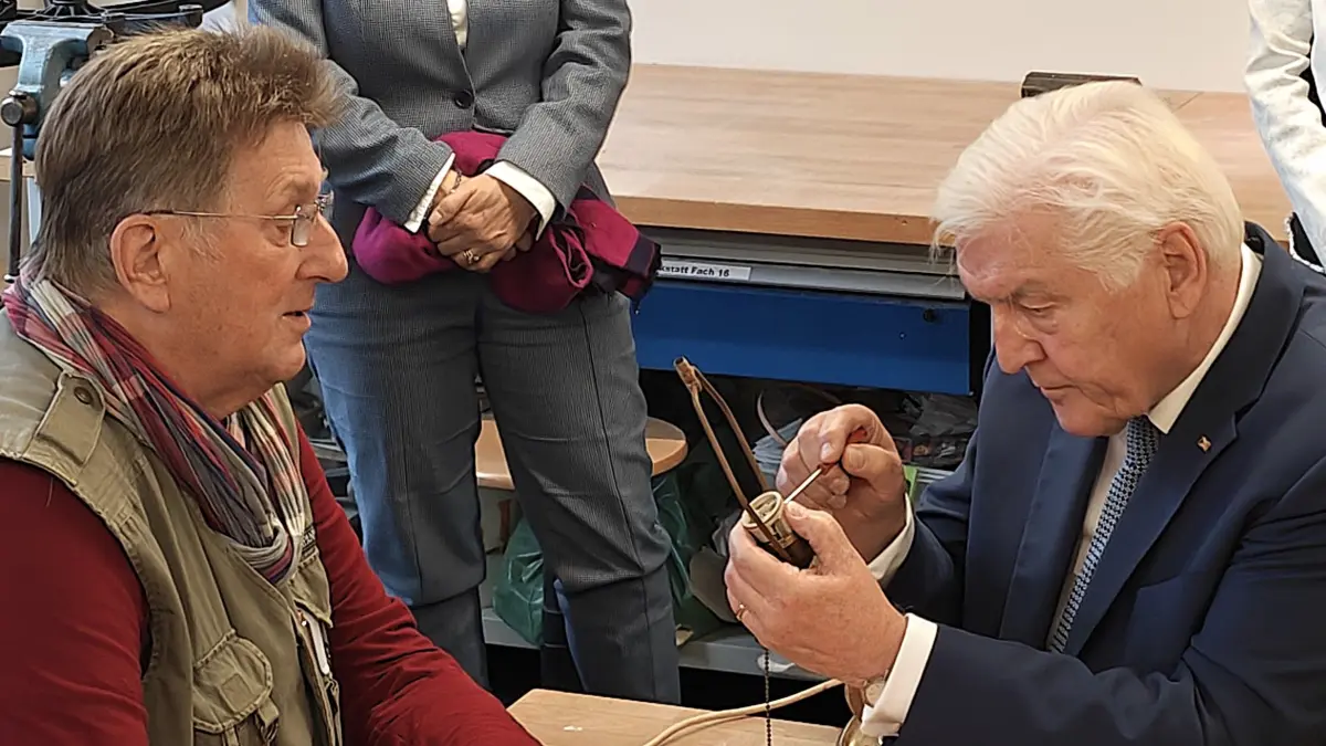 Bundespräsident Frank-Walter Steinmeier repariert mit Elektriker Herbert Latton in der Kulturfabrik Hoyerswerda eine alte Lampe.