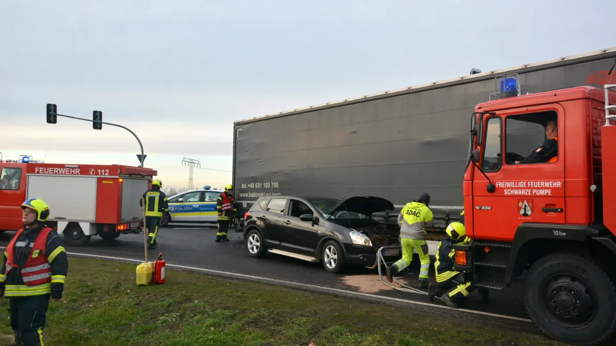 Unfall bei Schwarze Pumpe: An der Europakreuzung ist ein Lkw mit einem Auto kollidiert. Feuerwehr und Rettungskräfte waren im Einsatz.