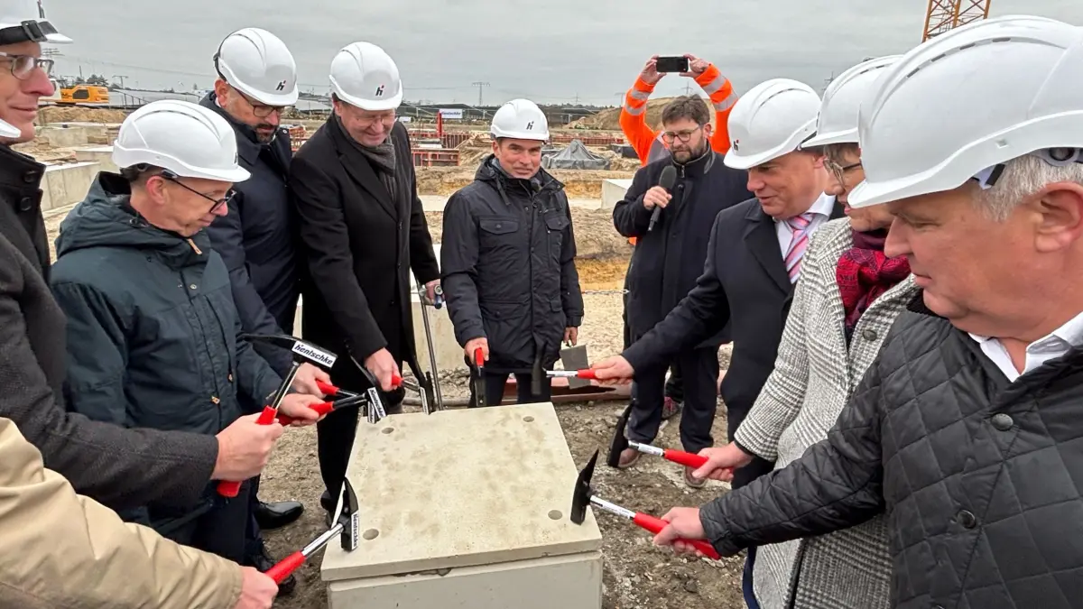 Symbolische Grundsteinlegung für das Leistungszentrum Lausitz in der neuen Mitte von Schwarzheide.
