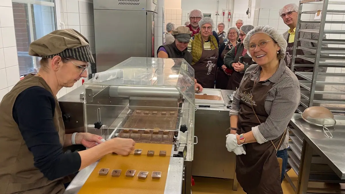 Die Gäste des Lions Clubs Elsterwerda - Bad Liebenwerda hat die Inhaberin der Confiserie Felicitas, Goedele Matthyssen durch die Produktion geführt.