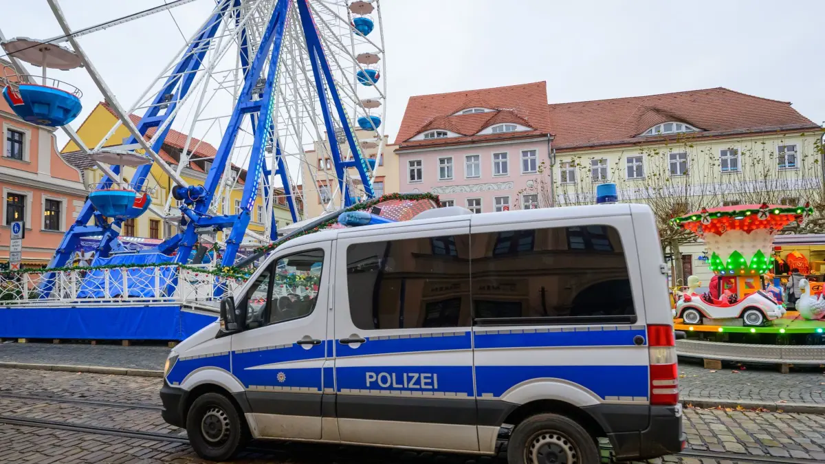 Eröffnung Weihnachtsmarkt der 1000 Sterne: 24.11.2025, Brandenburg, Cottbus: Die Polizei fährt am Cottbuser Weihnachtsmarkt der 1000 Sterne vorbei. Am Nachmittag wurde der Weihnachtsmarkt auf dem Altmarkt in der Cottbuser Innenstadt traditionell mit dem Anschneiden eines Weihnachtsstollens eröffnet. Foto: Patrick Pleul/dpa +++ dpa-Bildfunk +++