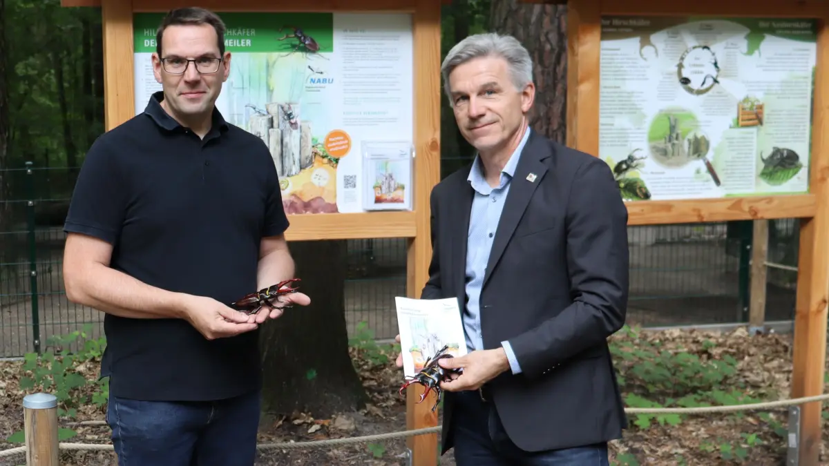 Torsten Heitmann (l.) und Jörg Gampe, Bürgermeister von Fisnterwalde, bei der Einweihung des Käferlehrpfades im Tierpark Finsterwalde. Die nächste Einweihung könnte die des Paviangeheges sein.