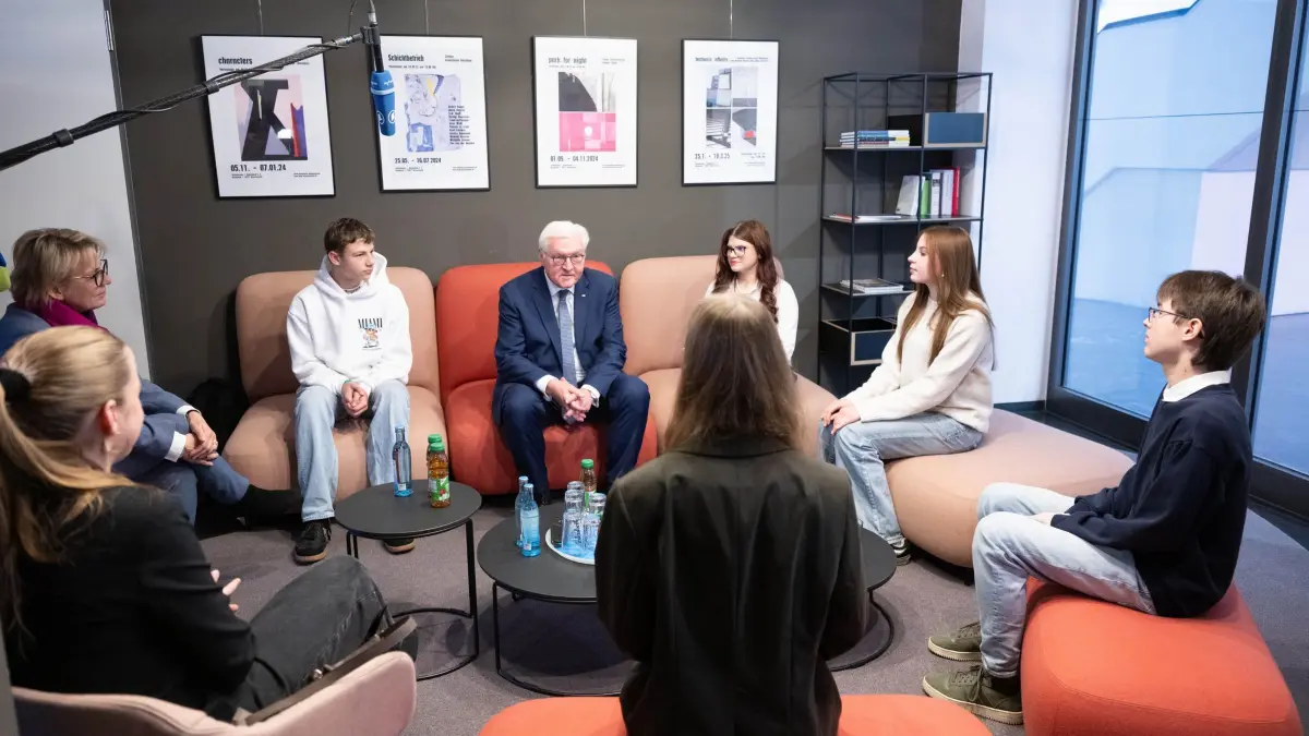 Bundespräsident besucht Hoyerswerda: 24.11.2025, Sachsen, Hoyerswerda: Bundespräsident Frank-Walter Steinmeier (M) spricht in der Kulturfabrik Hoyerswerda mit den Mitgliedern des Jugendstadtrates. Der Bundespräsident besucht den Verein Kulturfabrik Hoyerswerda e.V., um die Bedeutung von Orten der Begegnung für das gesellschaftliche Miteinander zu würdigen. Foto: Sebastian Kahnert/dpa - ACHTUNG: Nur zur redaktionellen Verwendung im Zusammenhang mit der aktuellen Berichterstattung und nur mit vollständiger Nennung des vorstehenden Credits +++ dpa-Bildfunk +++