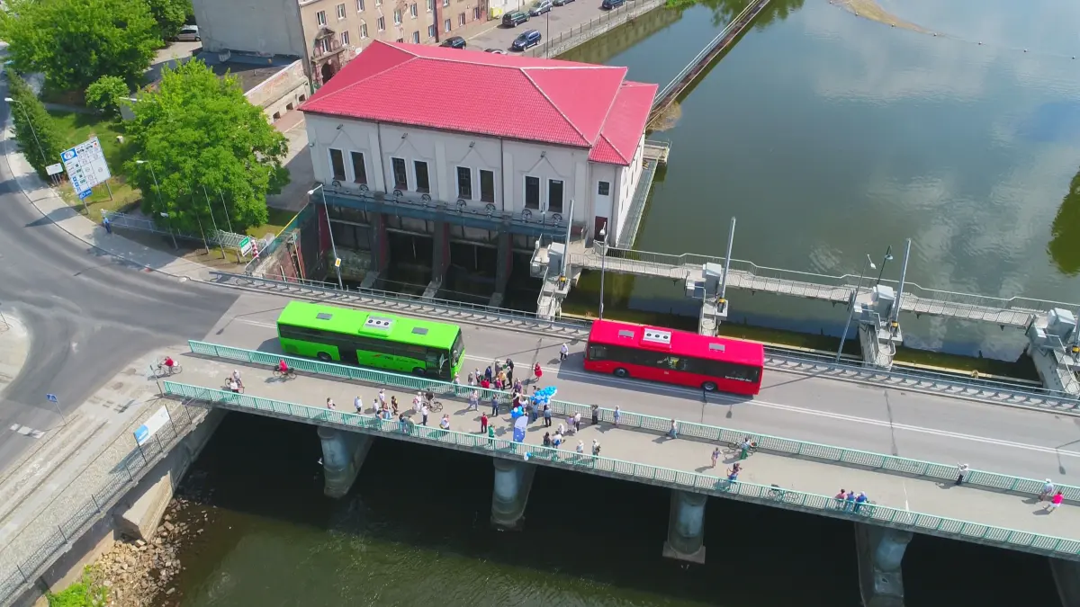 HANDOUT - 08.06.2018, Deutschland/Polen, Guben/Gubin: Auf der Grenzbrücke stehen ein deutscher und ein polnischer Bus. Die Buslinie wird von der DB Regio Bus Ost und dem polnischen Verkehrsbetrieb PKS Zielona Gora betrieben. (zu "Guben und Gubin mit grenzüberschreitender Buslinie verbunden" vom 08.06.2018 - Aufnahme mit einer Drohne) Foto: Bernhard Schulz/Stadt Guben/dpa - ACHTUNG: Nur zur redaktionellen Verwendung im Zusammenhang mit der aktuellen Berichterstattung und nur mit vollständiger Nennung des vorstehenden Credits +++ dpa-Bildfunk +++