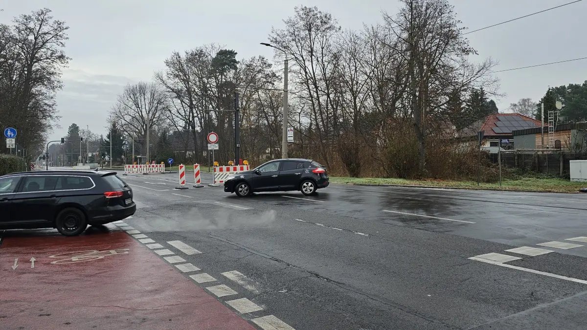 Hier geht es in der Madlower Hauptstraße in Richtung Cottbuser Stadtzentrum nicht weiter. Manch Autofahrer probiert es trotzdem und muss dann doch vor der Absperrung wenden.