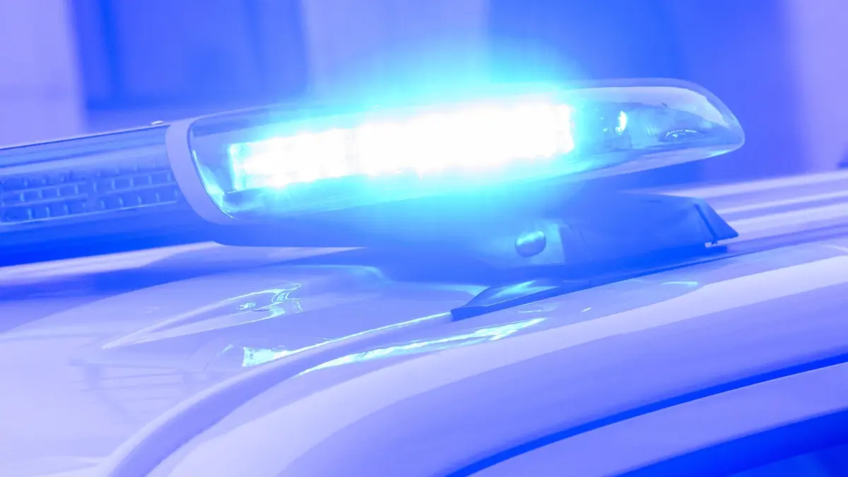 Blaulicht: ARCHIV - 28.01.2025, Niedersachsen, Hannover: Ein Blaulicht leuchtet auf einem Einsatzfahrzeug der Polizei. (zu dpa: «Lkw-Fahrer zusammengeschlagen - 53-Jähriger in U-Haft») Foto: Julian Stratenschulte/dpa +++ dpa-Bildfunk +++