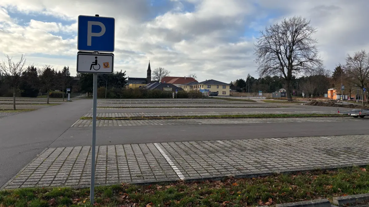 Auf dem großen Urlauberparkplatz am Ortseingang Großkoschen aus Richtung Senftenberg finden mehrere hundert Fahrzeuge Platz.
