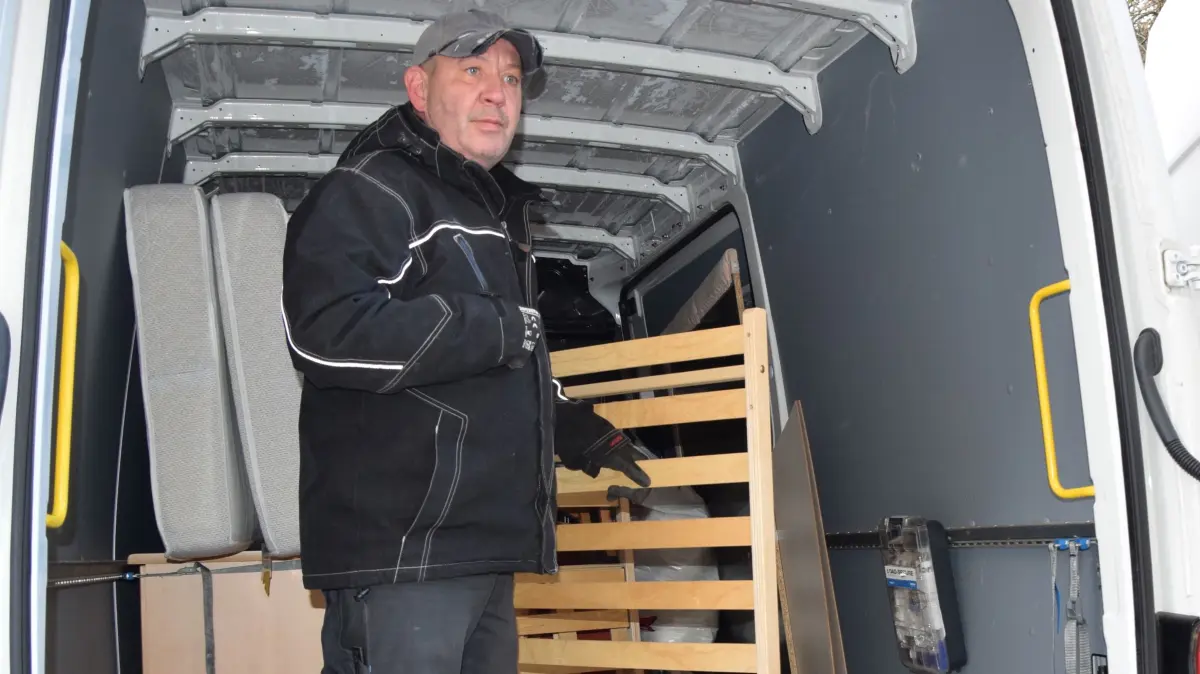 Mario Sujatta aus Hoyerswerda hilft im „Haus der Begegnungen“ des Vereins „Vereinbarkeit von Beruf und Familien fördern in Ostsachsen“, zum Beispiel beim Beladen des vbff-Transporters.