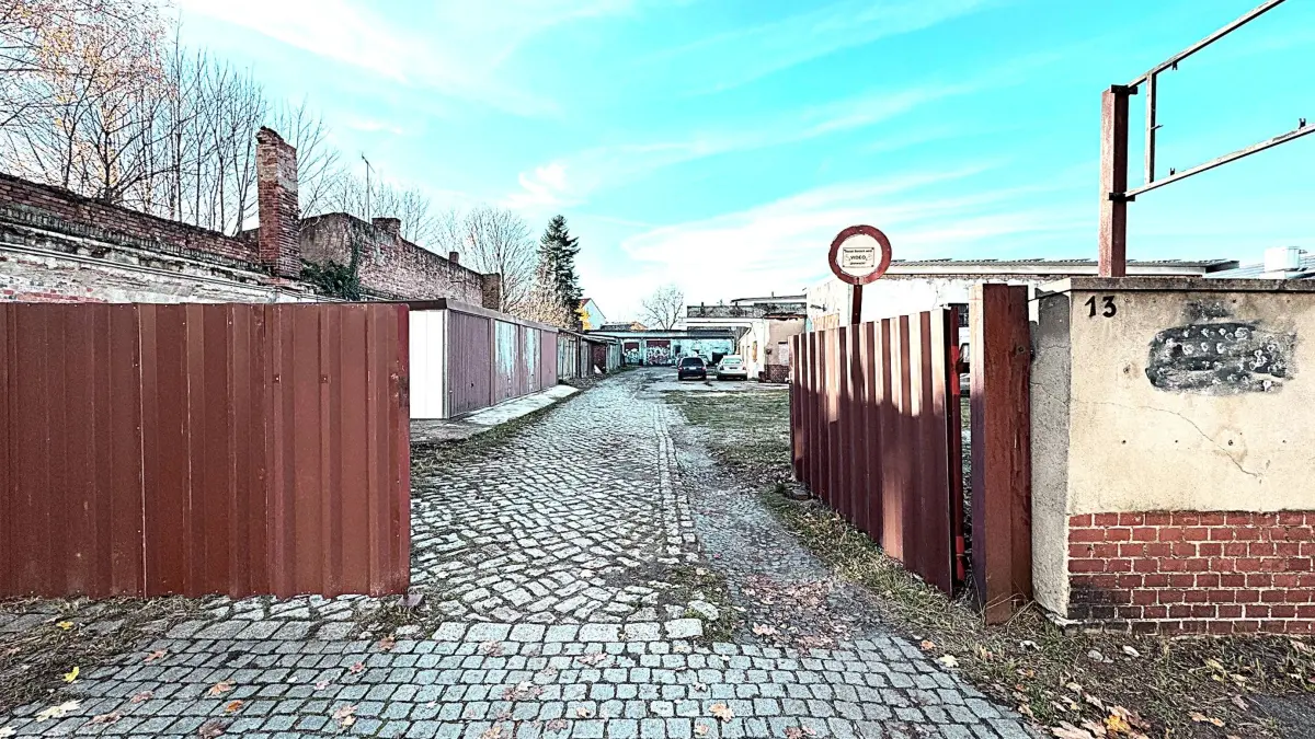 Die Zufahrt zum Garagenkomplex in der Muskauer Straße 13 in Forst