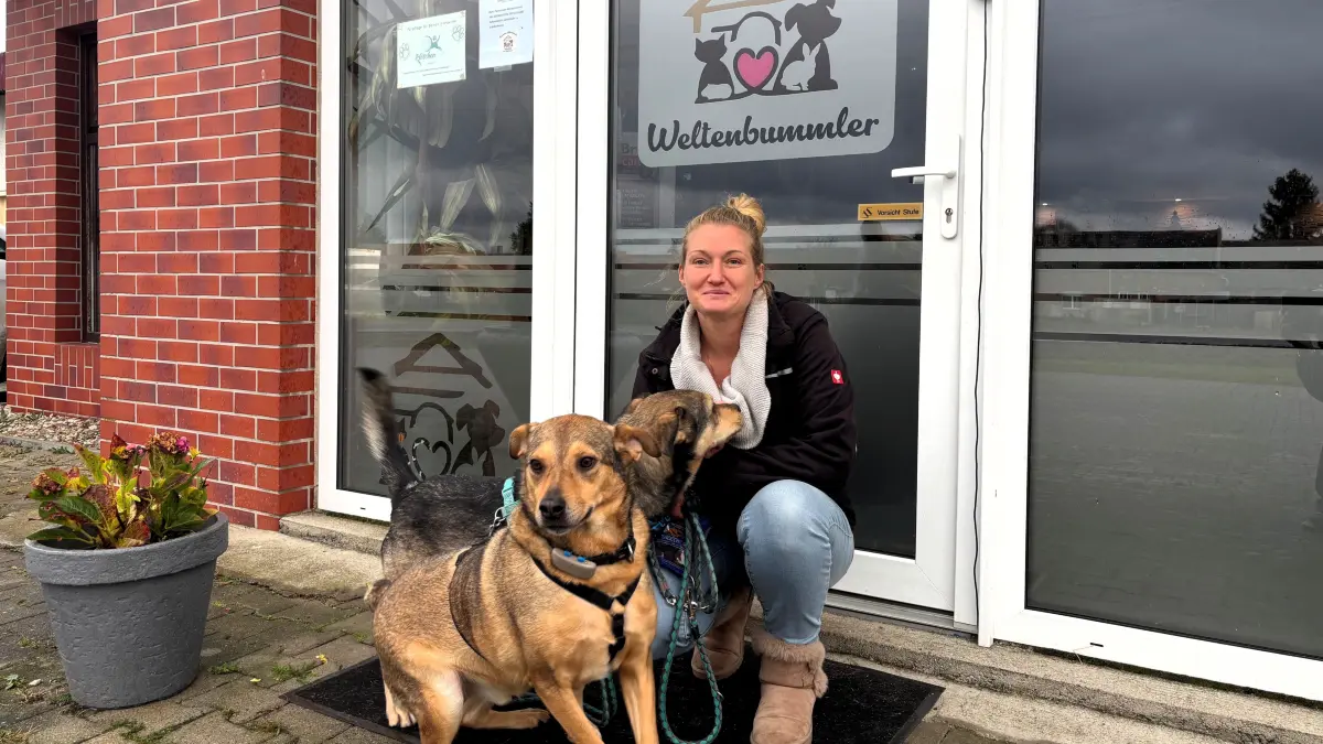 Die Chefin in spe des neuen Tierschutzvereins: Melanie Güttler, gemeinsam mit Gästehunden vor ihrer Tierpension in Hohenbucko.