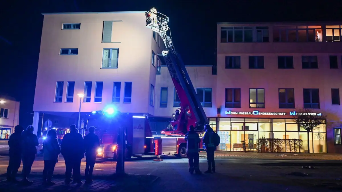 Feuerwehrübung in Weißwasser: Lange Warten mussten die Menschen auf die Rettung mit der Drehleiter.