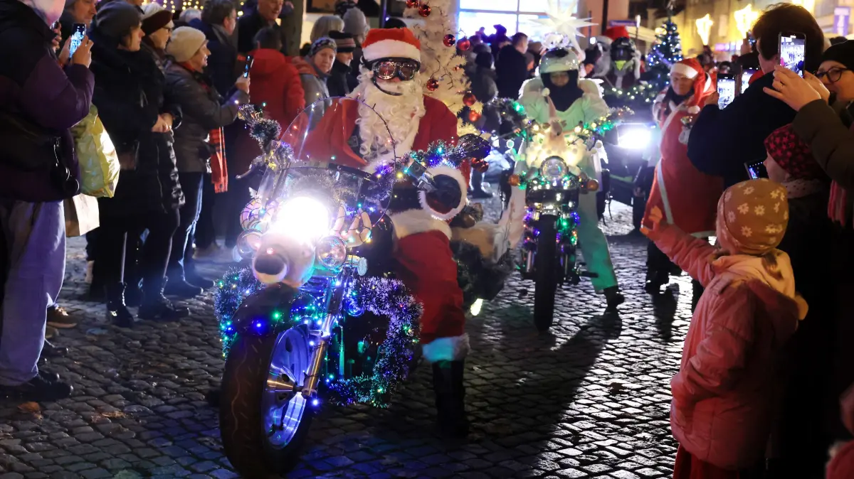 Die Weihnachtsmann-Parade zum Senftenberger Weihnachtsmarkt hat Tradition.