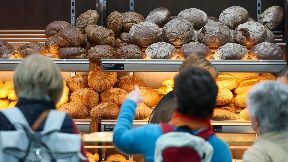 12.02.2025, Sachsen, Leipzig: Kunden stehen am Stand einer Schaubäckerei auf der Messe «Handwerk live». Am gleichen Tag findet hier das Handwerksforum Ost zum Thema «Nachwuchs- und Fachkräftemangel im Handwerk - Was ist zu tun?» statt.
Frauen stehen vor einer Bäckerei und bestaunen die Brote. Die Menschen in Deutschland kaufen weniger Brot, zeigt eine Umfrage. (zu dpa: «Weniger Brot landet auf den Tellern») Foto: Jan Woitas/dpa - Honorarfrei nur für Bezieher des Dienstes dpa-Nachrichten für Kinder +++ dpa-Nachrichten für Kinder +++
