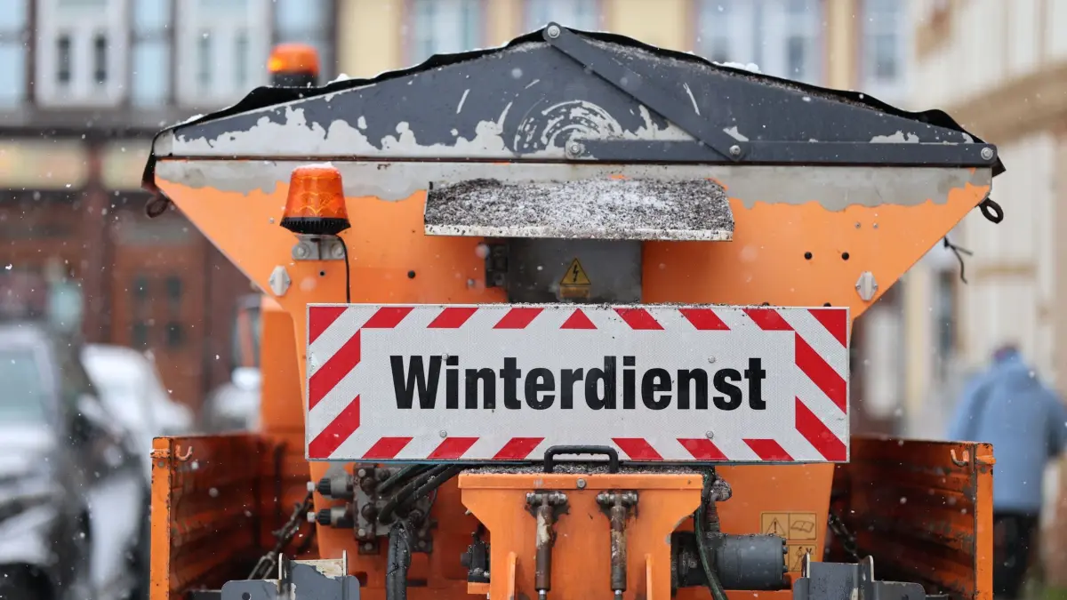 Winterdienst: ARCHIV - 09.01.2025, Sachsen-Anhalt, Wernigerode: Ein Einsatzfahrzeug des Winterdienstes räumt schneebedeckte Straßen frei. (zu dpa: «Unfall mit Winterdienstfahrzeug legt Verkehr lahm») Foto: Matthias Bein/dpa +++ dpa-Bildfunk +++