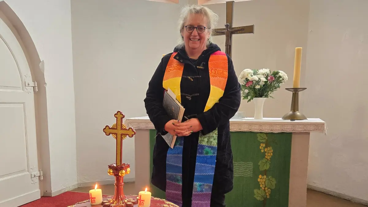 Beate Bergmann in der Großkoschener Kirche – ihre bunte Stola steht für Hoffnung in dunklen Momenten.