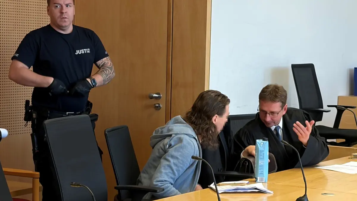 Liebeswahn-Prozess am Landgericht Frankfurt (Oder): Der Angeklagte im Gespräch mit seinem Verteidiger Alexander Leue
