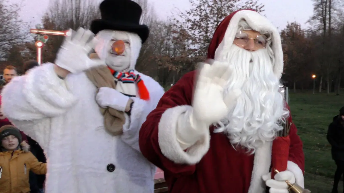 Weihnachtsmann und Schneemann reisen auch in diesem Jahr mit der Parkeisenbahn zur Schlossparkweihnacht an.