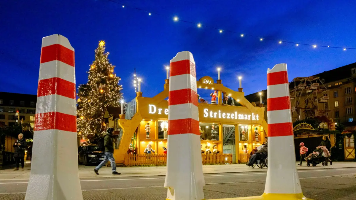 Sicherheit im Advent: Polizei verstaerkt auf Weihnachtsmaerkten praesent: Vorbereitungen und Beleuchtungsprobe fuer den Start des Weihnachtsmarkt am 21.11.2025 auf dem Altmarkt in Dresden. Am 26. November um 16 Uhr oeffnete der 591. Dresdner Striezelmarkt seine Tore. Auch in diesem Jahr werden Betonpoller und Metallsperren den Markt aus Sicherheitsgruenden umzingeln. Die Polizei will Praesenz zeigen. (Siehe epd-Meldung vom 26.11.2025)